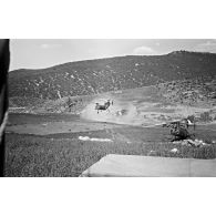 En opérations avec un 4x4. Banane volante. [légende d'origine]