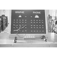 Station émission : tableau de commande qui permettait de télécommander 8 émetteurs depuis le bureau central radio (BCR). [légende d'origine]