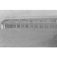 Fille de M. Perrin au collège technique de Batna, au sein duquel Mme Perrin est institutrice. [légende d'origine]