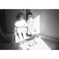 [Portrait de deux jeunes enfants].