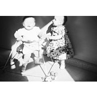 [Portrait de deux jeunes enfants].