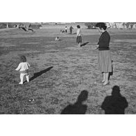 Femme de M. Perrin avec enfant à Alger. [légende d'origine]
