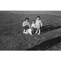 Quatre jeunes enfants dans un parc.