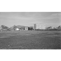 [Un terrain avec des immeubles].