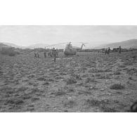 Opération héliportée avec Sikorsky dans la région des Aurès. [légende d'origine]