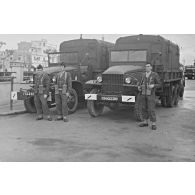 Militaires avec chacun 2 chargeurs de PM MAT 49. [légende d'origine]