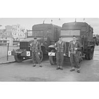 Militaires avec chacun 2 chargeurs de PM MAT 49. [légende d'origine]