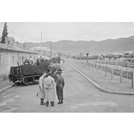 Discussion devant half-track. [légende d'origine]