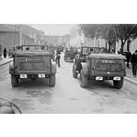 Command-car lors d'un 14 juillet (1958 ?). [légende d'origine]
