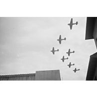 Manifestations à Batna en juin 1958, probablement à l'occasion de la venue du général de Gaulle. Vol d'avions en escadrille. [légende d'origine]