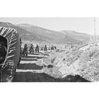 Convoi partant en opération. [légende d'origine]