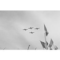 Quatre avions en escadrille. [légende d'origine]