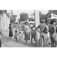 Manifestations de juin 1958 à Batna, probablement à l'occasion de la venue du général de Gaulle. [légende d'origine]