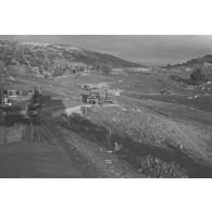 En opérations dans les Aurès Nementchas, juin 1958. [légende d'origine]