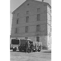 Devant le bâtiment de la 2e compagnie avec en bas, les services communs. [légende d'origine]