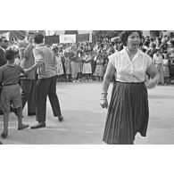 Manifestations de juin 1958 à Batna, probablement à l'occasion de la venue du général de Gaulle. [légende d'origine]