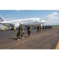 Arrivée à l'aéroport de Bangui des légionnaires du 1er REC du GTIA (groupement tactique interarmes) Centurion, accompagnés des EOT (éléments organiques de théâtre), depuis un Airbus A310-300 dans le cadre de la relève des troupes du GTIA Turco.