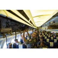 Embarquement des tirailleurs de la compagnie rouge du 1er RT du GTIA (groupement tactique interarmes) Turco à bord d'un Airbus A310-300 stationnant sur la piste de l'aéroport de Bangui, dans le cadre de leur départ du théâtre d'opérations par VAM (voie aérienne militaire).
