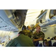 Embarquement des tirailleurs de la compagnie rouge du 1er RT du GTIA (groupement tactique interarmes) Turco à bord d'un Airbus A310-300 stationnant sur la piste de l'aéroport de Bangui, dans le cadre de leur départ du théâtre d'opérations par VAM (voie aérienne militaire).