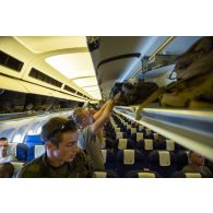 Embarquement des tirailleurs de la compagnie rouge du 1er RT du GTIA (groupement tactique interarmes) Turco à bord d'un Airbus A310-300 stationnant sur la piste de l'aéroport de Bangui, dans le cadre de leur départ du théâtre d'opérations par VAM (voie aérienne militaire).