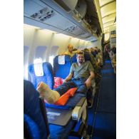 Un tirailleur blessé placé à bord d'un Airbus A310-300 attend l'embarquement de ses camarades de la compagnie rouge du 1er RT du GTIA (groupement tactique interarmes) Turco, dans le cadre de leur départ du théâtre d'opérations par VAM (voie aérienne militaire) depuis l'aéroport de Bangui.