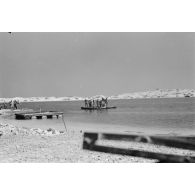 Un scaphandier plonge depuis une plateforme.