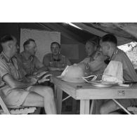 Sous une tente du 4/JG27, un groupe d'aviateur, au centre, un Sonderführer.