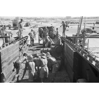 Dans le port de Marsa Matruh, le déchargement du ravitaillement de l'Axe par des prisonniers anglais et néo-zélandais.