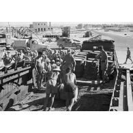 Dans le port de Marsa Matruh, le déchargement du ravitaillement de l'Axe par des prisonniers anglais et néo-zélandais.