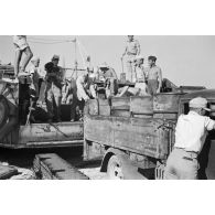 Dans le port de Marsa Matruh, le déchargement du ravitaillement de l'Axe par des prisonniers anglais et néo-zélandais.