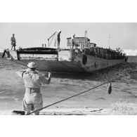 Dans le port de Marsa Matruh, le déchargement du ravitaillement de l'Axe par des prisonniers anglais et néo-zélandais.