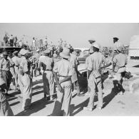 Dans le port de Marsa Matruh, le déchargement du ravitaillement de l'Axe par des prisonniers anglais et néo-zélandais.