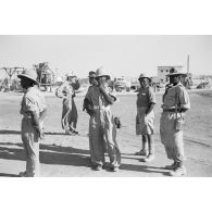 Dans le port de Marsa Matruh, le déchargement du ravitaillement de l'Axe par des prisonniers anglais et néo-zélandais.