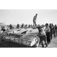 Dans le port de Marsa Matruh, le déchargement du ravitaillement de l'Axe par des prisonniers anglais et néo-zélandais.