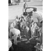 Dans le port de Marsa Matruh, le déchargement du ravitaillement de l'Axe par des prisonniers anglais et néo-zélandais.