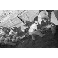 Dans le port de Marsa Matruh, le déchargement du ravitaillement de l'Axe par des prisonniers anglais et néo-zélandais.