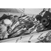 Dans le port de Marsa Matruh, le déchargement du ravitaillement de l'Axe par des prisonniers anglais et néo-zélandais.