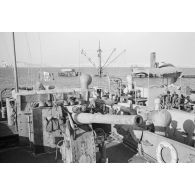 Dans le port de Marsa Matruh, le déchargement du ravitaillement de l'Axe par des prisonniers anglais et néo-zélandais.