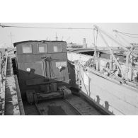 Une locomotive italienne Automotore FIAT immatriculée FS 4193 est déchargée d'une péniche dans le port de Marsa Matruh.