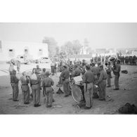 A proximité ou à Marsa Matruh a lieu un concert d'un détachement e la musique de l'armée de l'air allemande.