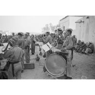 A proximité ou à Marsa Matruh a lieu un concert d'un détachement e la musique de l'armée de l'air allemande.