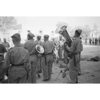 A proximité ou à Marsa Matruh a lieu un concert d'un détachement e la musique de l'armée de l'air allemande.