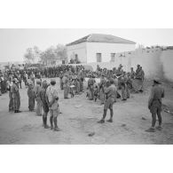 A proximité ou à Marsa Matruh a lieu un concert d'un détachement e la musique de l'armée de l'air allemande.