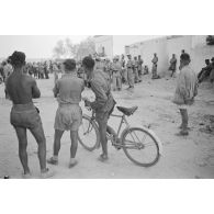 A proximité ou à Marsa Matruh a lieu un concert d'un détachement e la musique de l'armée de l'air allemande.