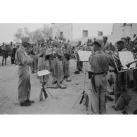 A proximité ou à Marsa Matruh a lieu un concert d'un détachement e la musique de l'armée de l'air allemande.