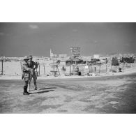 Soldats italiens postés à un carrefour.