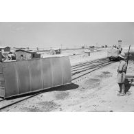 En Egypte, le ravitaillement arrive à la gare de Similla (Ismaïlia ou Simla Alam Al-Rum), des militaires italiens sont présents.