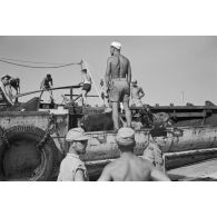 Déchargement d'un Marinefährprahm de la marine allemande (Kriegsmarine), ici la cargaison est constituée de bêtes (chèvres et de moutons).