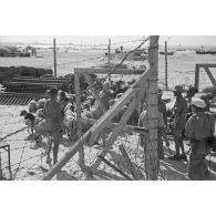 Déchargement d'un Marinefährprahm de la marine allemande (Kriegsmarine), ici la cargaison est constituée de bêtes (chèvres et de moutons).