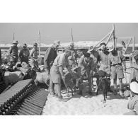 Déchargement d'un Marinefährprahm de la marine allemande (Kriegsmarine), ici la cargaison est constituée de bêtes (chèvres et de moutons).